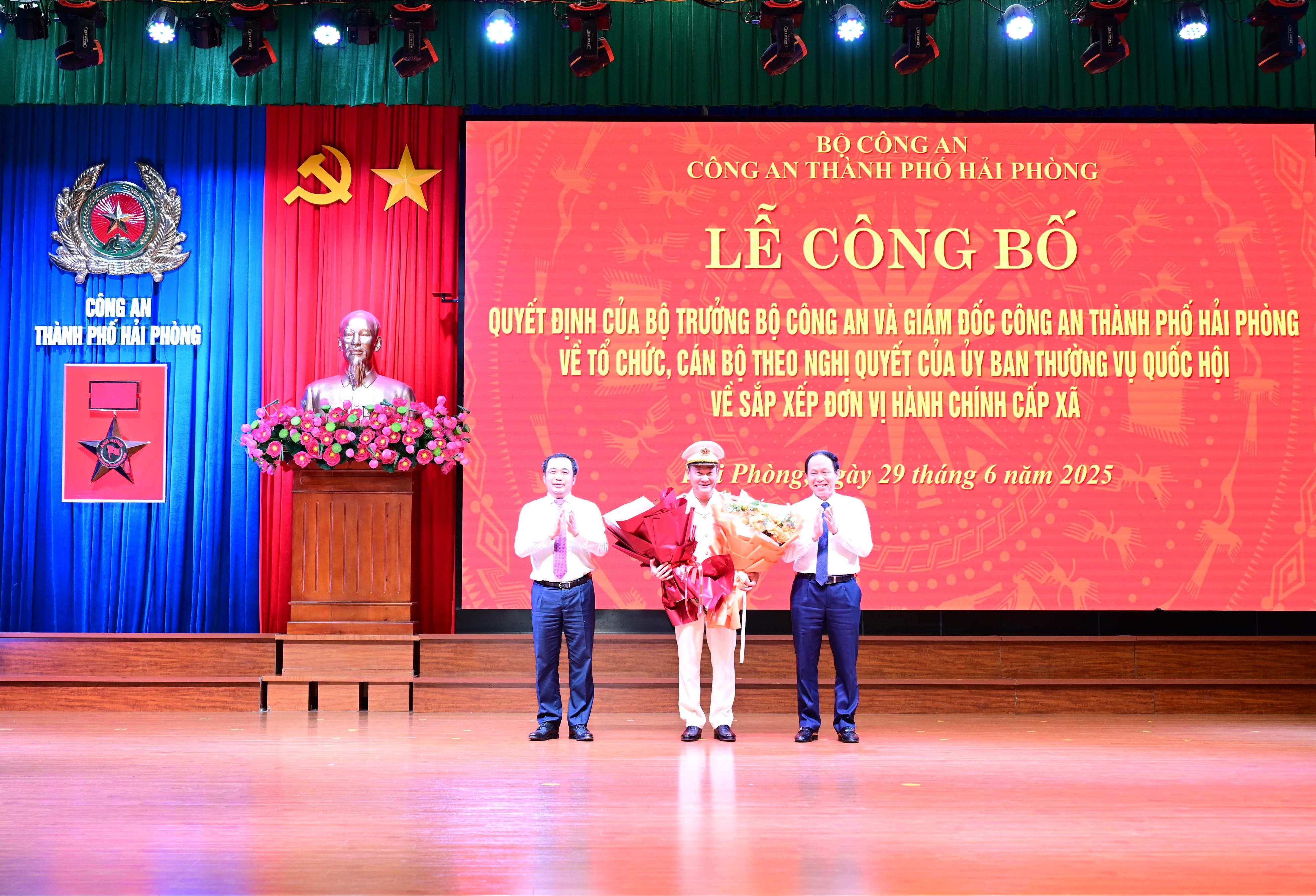 Công bố các Quyết định của Bộ trưởng Bộ Công an và Giám đốc CATP về tổ chức, cán bộ theo Nghị quyết của Ủy ban thường vụ Quốc hội về sắp xếp đơn vị hành chính cấp xã